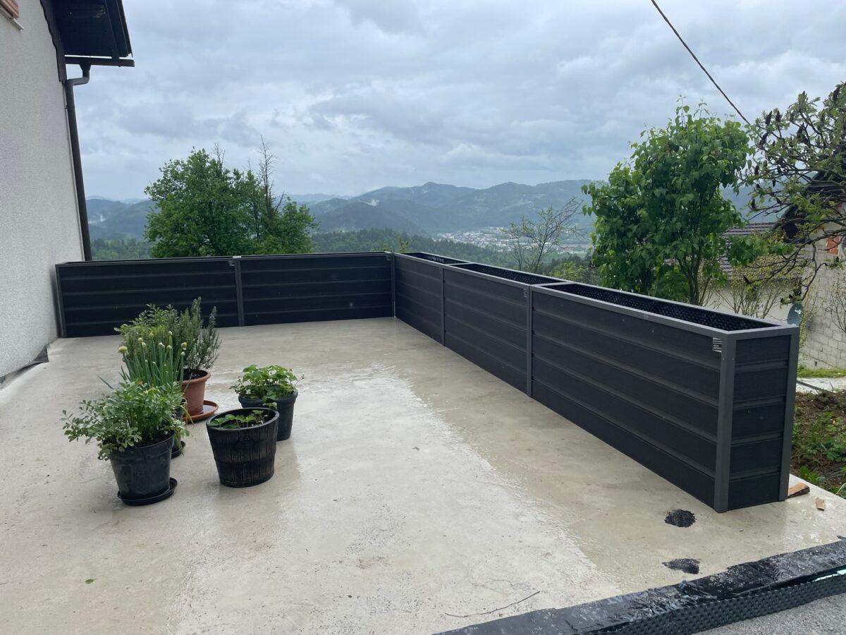 Teravita visoka greda v vrtu – antracit