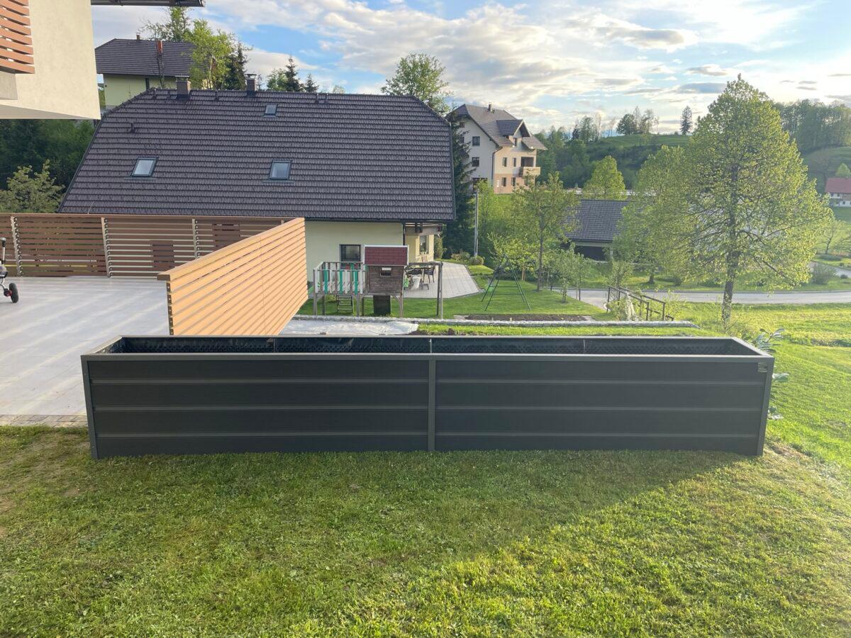 Teravita visoka greda v vrtu – antracit