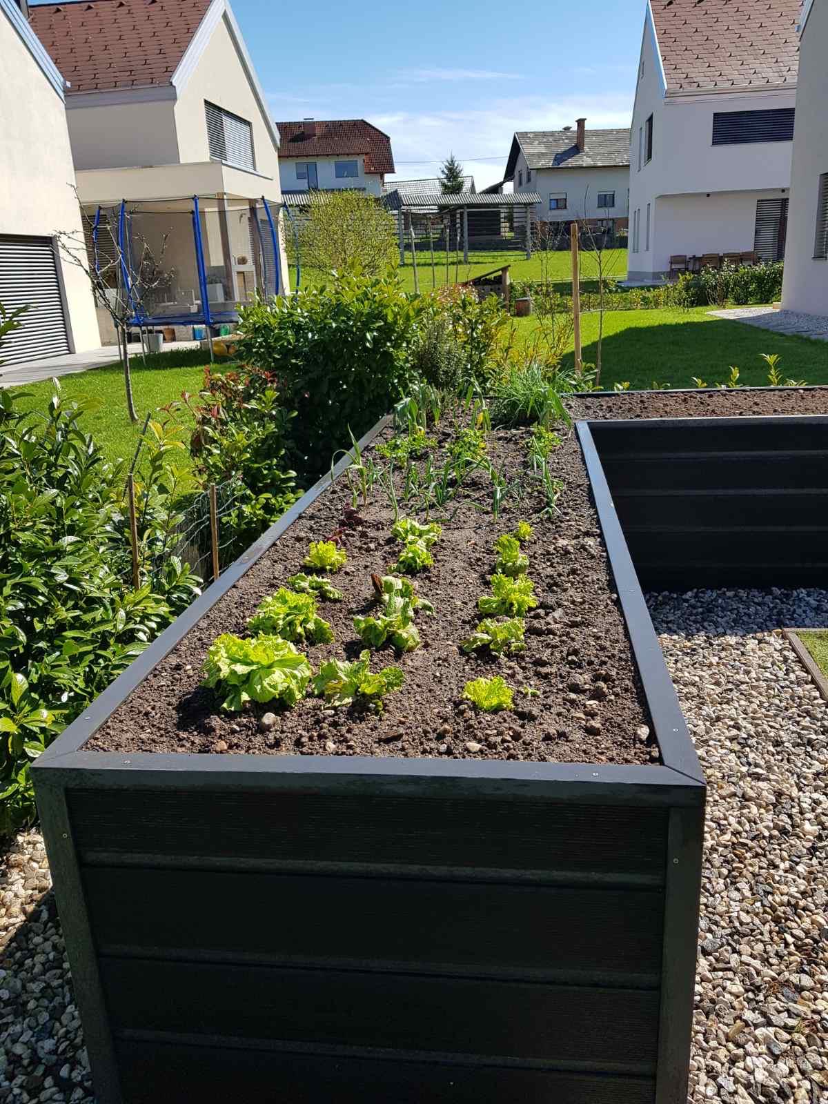 Teravita visoka greda v vrtu – antracit